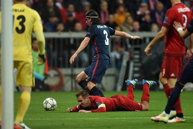FUSSBALL CHAMPIONS LEAGUE SAISON 2015 2016 HALBFINALE RUECKSPIEL FC Bayern Muenchen - Atletico Madrid 03.05.2016 Filipe Luis (Atletico Madrid) gegen Philipp Lahm (am Boden, FC Bayern Muenchen) 