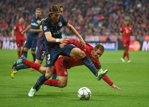 FUSSBALL CHAMPIONS LEAGUE SAISON 2015 2016 HALBFINALE RUECKSPIEL FC Bayern Muenchen - Atletico Madrid 03.05.2016 Filipe Luis (li, Atletico Madrid) gegen Philipp Lahm (re, FC Bayern Muenchen) 
