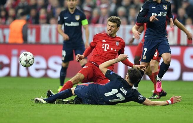FUSSBALL CHAMPIONS LEAGUE SAISON 2015 2016 HALBFINALE RUECKSPIEL FC Bayern Muenchen - Atletico Madrid 03.05.2016 Thomas Mueller (vorn FC Bayern Muenchen) gegen Saul Niguez (Atletico Madrid) 
