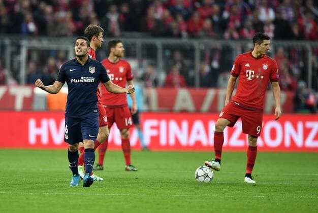 FUSSBALL CHAMPIONS LEAGUE SAISON 2015 2016 HALBFINALE RUECKSPIEL FC Bayern Muenchen - Atletico Madrid 03.05.2016 Koke (Atletico Madrid) freut sich nach dem 1:1. Thomas Mueller (li) und Robert Lewandowski (re, beide FC Bayern Muenchen) wenden sich enttaeuscht ab 