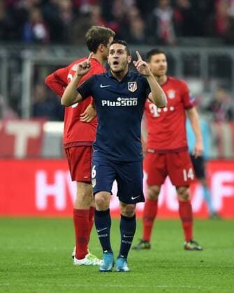 FUSSBALL CHAMPIONS LEAGUE SAISON 2015 2016 HALBFINALE RUECKSPIEL FC Bayern Muenchen - Atletico Madrid 03.05.2016 Koke (Atletico Madrid) freut sich nach dem 1:1. Thomas Mueller (FC Bayern Muenchen) wendet sich enttaeuscht ab 