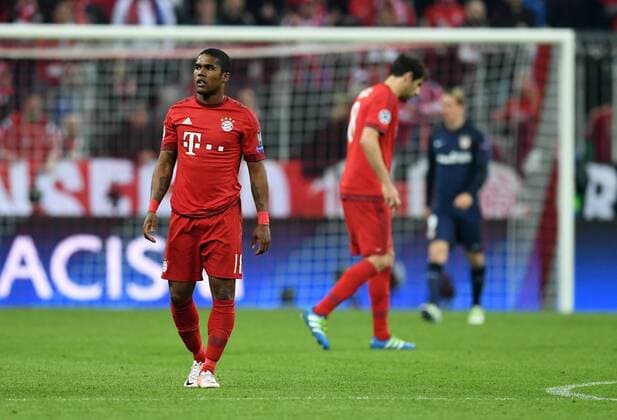 FUSSBALL CHAMPIONS LEAGUE SAISON 2015 2016 HALBFINALE RUECKSPIEL FC Bayern Muenchen - Atletico Madrid 03.05.2016 Douglas Costa (li) und Thomas Mueller (re, beide FC Bayern Muenchen) sind nach dem 1:1 enttaeuscht 