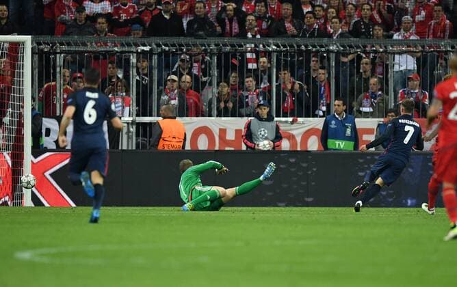 FUSSBALL CHAMPIONS LEAGUE SAISON 2015 2016 HALBFINALE RUECKSPIEL FC Bayern Muenchen - Atletico Madrid 03.05.2016 Antoine Griezmann (re, Atletico Madrid) erzielt gegen Torwart Manuel Neuer (li, FC Bayern Muenchen) das Tor zum 1:1 