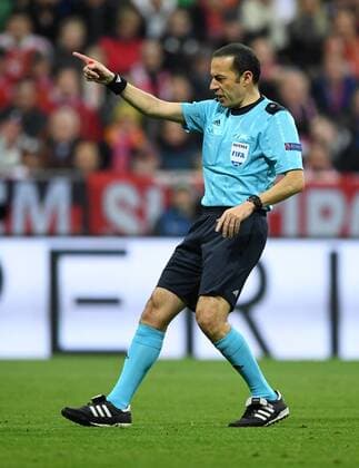 FUSSBALL CHAMPIONS LEAGUE SAISON 2015 2016 HALBFINALE RUECKSPIEL FC Bayern Muenchen - Atletico Madrid 03.05.2016 Schiedsrichter Cüneyt Cakir 