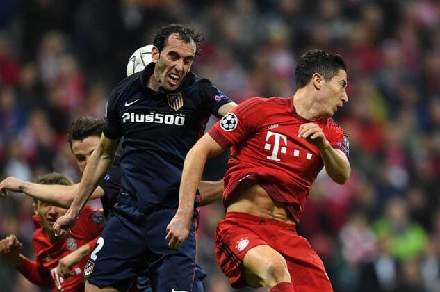 FUSSBALL CHAMPIONS LEAGUE SAISON 2015 2016 HALBFINALE RUECKSPIEL FC Bayern Muenchen - Atletico Madrid 03.05.2016 Diego Godin (li, Atletico Madrid) gegen Robert Lewandowski (re, FC Bayern Muenchen) 