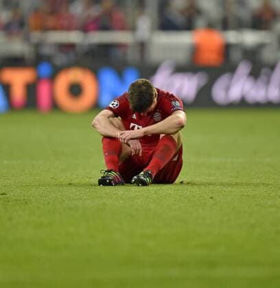 03.05.2016, Fussball UEFA Champions League 2015 2016, Halbfinale, Rückspiel, FC Bayern München - Atletico Madrid, in der Allianz-Arena München, Xabi Alonso (FC Bayern München) am Boden nach dem Ausscheiden. 