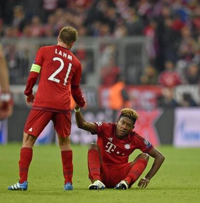 03.05.2016, Fussball UEFA Champions League 2015 2016, Halbfinale, Rückspiel, FC Bayern München - Atletico Madrid, in der Allianz-Arena München, v.li: Frust bei Philipp Lahm (FC Bayern München) und David Alaba (FC Bayern München) nach dem Ausscheiden. 