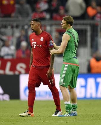 03.05.2016, Fussball UEFA Champions League 2015 2016, Halbfinale, Rückspiel, FC Bayern München - Atletico Madrid, in der Allianz-Arena München, v.li: Frust bei Jerome Boateng (FC Bayern München) und Torwart Manuel Neuer (FC Bayern München) nach dem Ausscheiden. 