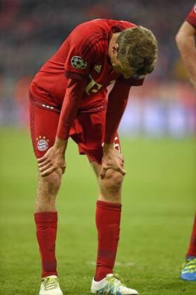 03.05.2016, Fussball UEFA Champions League 2015 2016, Halbfinale, Rückspiel, FC Bayern München - Atletico Madrid, in der Allianz-Arena München, v.li: Frust bei Thomas Müller (FC Bayern München) nach dem Ausscheiden. 