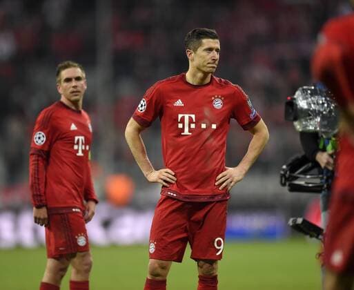 03.05.2016, Fussball UEFA Champions League 2015 2016, Halbfinale, Rückspiel, FC Bayern München - Atletico Madrid, in der Allianz-Arena München, v.li: Frust bei Robert Lewandowski (FC Bayern München) nach dem Ausscheiden. 