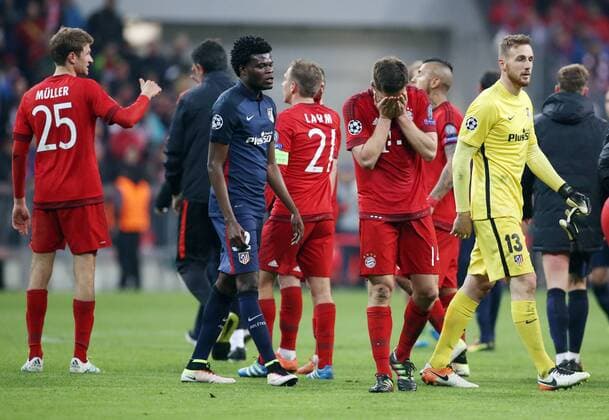Thomas Müller, Xabi Alonso, Franck Ribery, Philipp Lahm enttäuscht nach Spielende Enttäuschung Fußball Fussball Halbfinale UEFA Championsleague Herren Saison 2015 2016 03.05.2016 FC Bayern München vs. Atletico Madrid