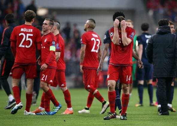 Thomas Müller, Philipp Lahm, Arturo Vidal, Xabi Alonso enttäuscht nach Spielende Enttäuschung Fußball Fussball Halbfinale UEFA Championsleague Herren Saison 2015 2016 03.05.2016 FC Bayern München vs. Atletico Madrid