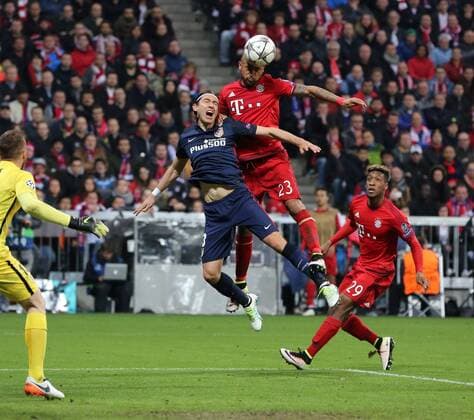 Filipe Luis, Arturo Vidal Vorlage zum 2:1 Aktion Spielszene Zweikampf Fußball Fussball Halbfinale UEFA Championsleague Herren Saison 2015 2016 03.05.2016 FC Bayern München vs. Atletico Madrid