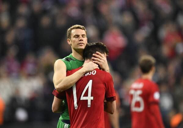 Themen der Woche - SPORT Bilder des Tages - SPORT Enttäuaschung bei Xabi Xabier Olano Alonso FC Bayern München Trost von Torwart Manuel Neuer FC Bayern München FC Bayern München FCB vs Atletico Madrid UEFA Champions-League CL Halbfinale Rückspiel Saison 2015 2016 München Allianz Arena 03.05.2016 FC Bayern München FCB vs Atletico Madrid