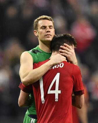 Enttäuaschung bei Xabi Xabier Olano Alonso FC Bayern München Trost von Torwart Manuel Neuer FC Bayern München FC Bayern München FCB vs Atletico Madrid UEFA Champions-League CL Halbfinale Rückspiel Saison 2015 2016 München Allianz Arena 03.05.2016 FC Bayern München FCB vs Atletico Madrid