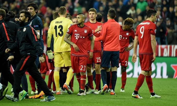 03.05.2016, xjhx, Fussball Champions League, FC Bayern Muenchen - Atletico Madrid, emspor, v.l. Arturo Vidal (FC Bayern Muenchen), Thomas Mueller (FC Bayern Muenchen), Robert Lewandowski (FC Bayern Muenchen) enttaeuscht, enttaeuscht schauend, dissapointed Muenchen