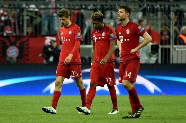 03.05.2016, xjhx, Fussball Champions League, FC Bayern Muenchen - Atletico Madrid, emspor, v.l. Thomas Mueller (FC Bayern Muenchen), David Alaba (FC Bayern Muenchen), Xabi Alonso (FC Bayern Muenchen) enttaeuscht, enttaeuscht schauend, dissapointed Muenchen