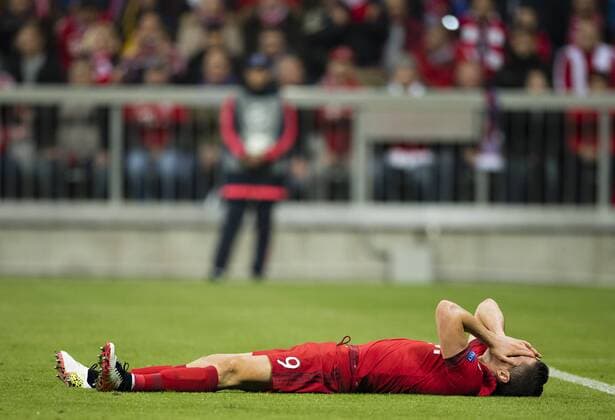 München, 03.05.2016, Allianz Arena Robert Lewandowski (FCB) enttäuscht am Boden FC Bayern München vs. Atletico Madrid mm