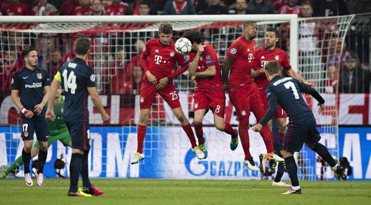 München, 03.05.2016, Allianz Arena Freistoß Antoine Griezmann (Atletico) - Thomas Müller (FCB), Javier Martinez (FCB), Jerome Boateng (FCB), Xabi Alonso (FCB) FC Bayern München vs. Atletico Madrid mm