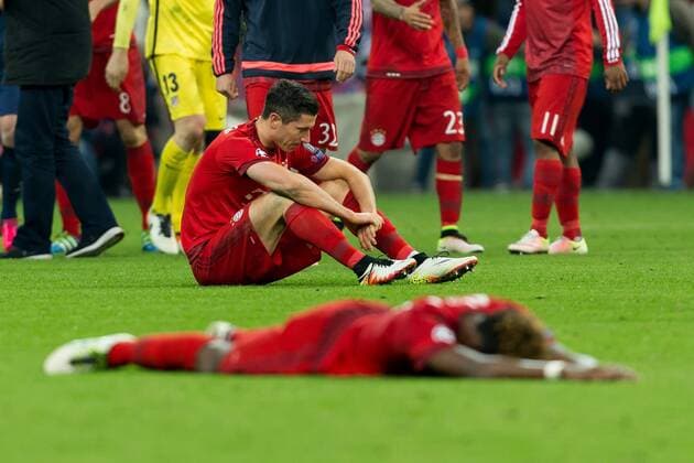 Dienstag. 03.05.2016, Champions League - Halbfinale, Rueckspiel in Muenchen, Saison 2015 2016, FC Bayern Muenchen - Atletico Madrid, Robert LEWANDOWSKI (FCB) und David ALABA (FCB) am boden DeFodi507