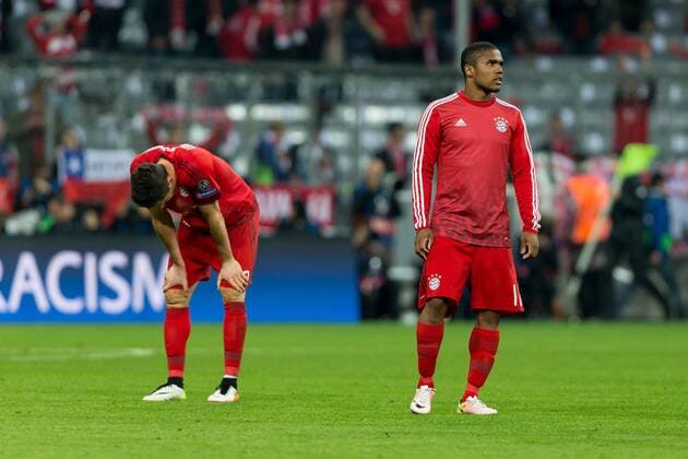 Dienstag. 03.05.2016, Champions League - Halbfinale, Rueckspiel in Muenchen, Saison 2015 2016, FC Bayern Muenchen - Atletico Madrid, Robert LEWANDOWSKI (FCB) und Douglas Costa enttaeuscht DeFodi507