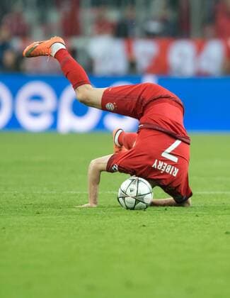 3. Mai 2016: Muenchen, Allianz Arena: Fussball UEFA Champions League, Halbfinale: FC Bayern Muenchen - Atletico Madrid: Muenchens Franck Ribery faellt ueber den Ball.