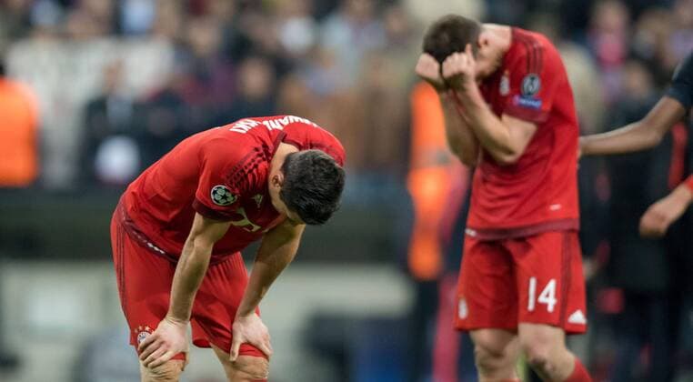 3. Mai 2016: Muenchen, Allianz Arena: Fussball UEFA Champions League, Halbfinale: FC Bayern Muenchen - Atletico Madrid: Muenchens Robert Lewandowski (l) und Xabi Alonso fassungslos nach dem Spiel.