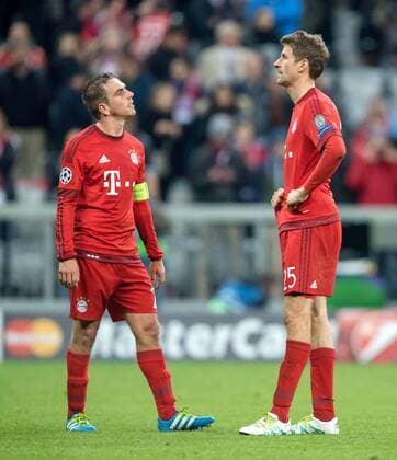 3. Mai 2016: Muenchen, Allianz Arena: Fussball UEFA Champions League, Halbfinale: FC Bayern Muenchen - Atletico Madrid: Muenchens Philipp Lahm (l) und Thomas Mueller fassungslos nach dem Spiel.
