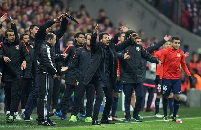FUSSBALL CHAMPIONS LEAGUE SAISON 2015 2016 HALBFINALE RUECKSPIEL FC Bayern Muenchen - Atletico Madrid 03.05.2016 Trainer Diego Simeone (Mitte, Atletico Madrid) wartet auf den Abpfiff 