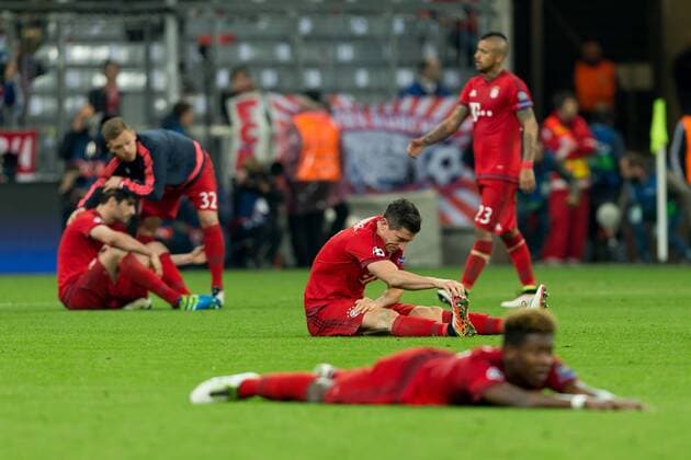 Dienstag. 03.05.2016, Champions League - Halbfinale, Rueckspiel in Muenchen, Saison 2015 2016, FC Bayern Muenchen - Atletico Madrid, Robert LEWANDOWSKI (FCB) und David ALABA (FCB) am boden DeFodi507