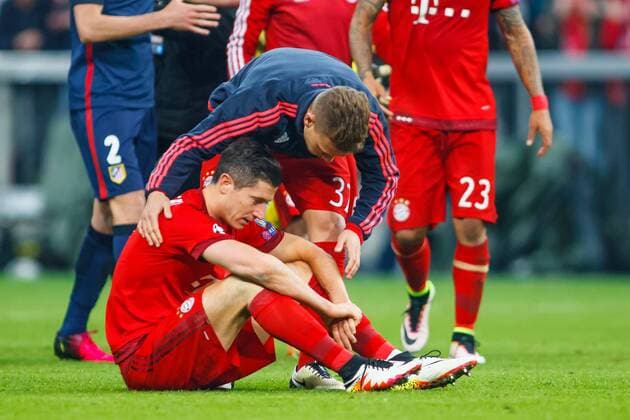 GER, UEFA CL, FC Bayern Muenchen (GER) vs Atletico Madrid (ESP) 03.05.2016, Allianz Arena, Muenchen, GER, UEFA CL Halbfinale Rueckspiel, FC Bayern Muenchen vs Atletico Madrid im Bild Joshua Kimmich (FCB 32) mit dem entauschten Robert Lewandowski (FCB 9) nordphotoxStraubmeier