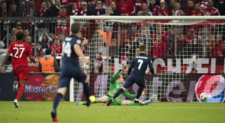 München, 03.05.2016, Allianz Arena Tor zum 1:1 durch Antoine Griezmann (Atletico) gegen Torwart Manuel Neuer (FCB) FC Bayern München vs. Atletico Madrid mm