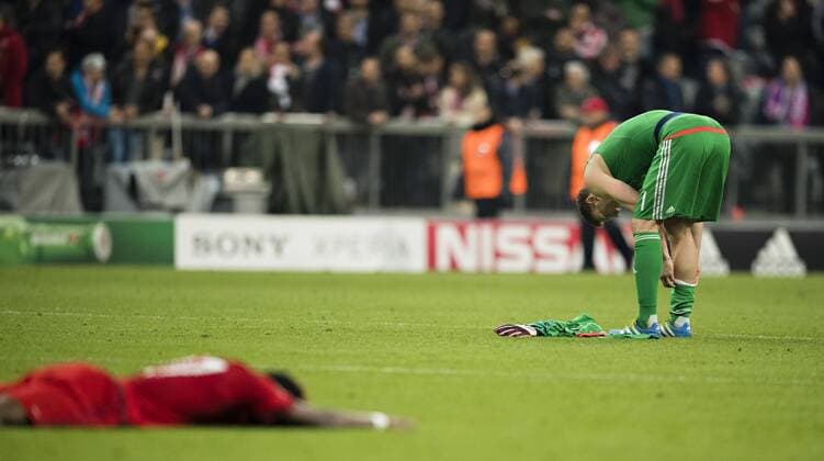 München, 03.05.2016, Allianz Arena David Alaba (FCB), Torwart Manuel Neuer (FCB) enttäuscht FC Bayern München vs. Atletico Madrid mm