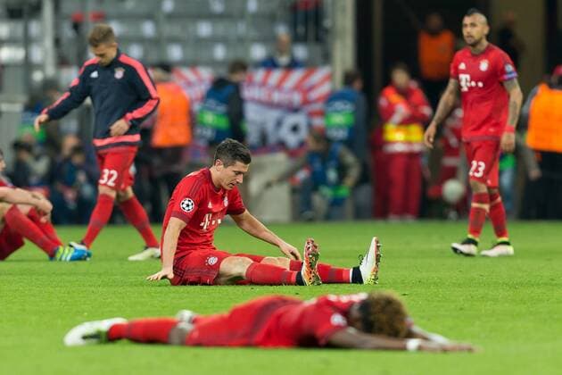 Dienstag. 03.05.2016, Champions League - Halbfinale, Rueckspiel in Muenchen, Saison 2015 2016, FC Bayern Muenchen - Atletico Madrid, Robert LEWANDOWSKI (FCB) und David ALABA (FCB) am boden DeFodi507