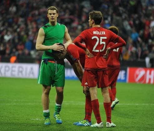 Championsleague Halbfinale: FC Bayern München - Atletico Madrid 03.05.2016. Tw. Manuel Neuer tröstet Martinez. Re: Thomas Müller (alle FCB). HM