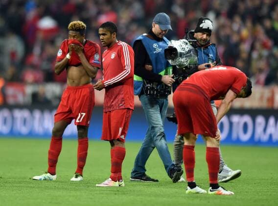 Championsleague Halbfinale: FC Bayern München - Atletico Madrid 03.05.2016. Enttäuschte Bayern nach dem Schlußpfiff. V.l: David Alaba, Douglas Costa und Robert Lewandowski. HM