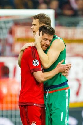 GER, UEFA CL, FC Bayern Muenchen (GER) vs Atletico Madrid (ESP) 03.05.2016, Allianz Arena, Muenchen, GER, UEFA CL Halbfinale Rueckspiel, FC Bayern Muenchen vs Atletico Madrid im Bild Manuel Neuer (FCB 1) mit Xabi Alonso (FCB 14) entauscht nordphotoxStraubmeier