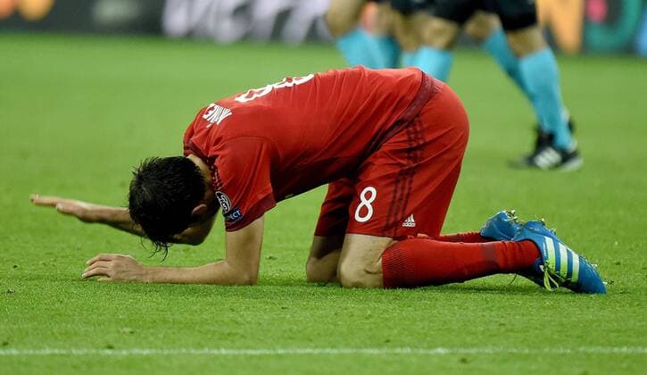 03.05.2016, xjhx, Fussball Champions League, FC Bayern Muenchen - Atletico Madrid, emspor, v.l. Javi Martinez (FC Bayern Muenchen) enttaeuscht, enttaeuscht schauend, dissapointed Muenchen
