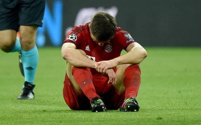 03.05.2016, xjhx, Fussball Champions League, FC Bayern Muenchen - Atletico Madrid, emspor, v.l. Xabi Alonso (FC Bayern Muenchen) enttaeuscht, enttaeuscht schauend, dissapointed Muenchen