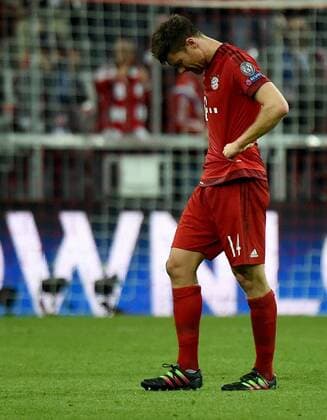 03.05.2016, xjhx, Fussball Champions League, FC Bayern Muenchen - Atletico Madrid, emspor, v.l. Xabi Alonso (FC Bayern Muenchen) enttaeuscht, enttaeuscht schauend, dissapointed Muenchen