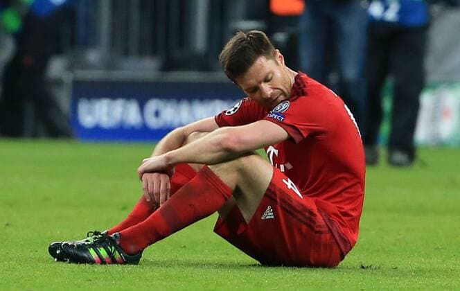 03.05.2016, CL Halbfinale, FC Bayern München vs Atletico Madrid, Allianz Arena, im Bild: Xabi Alonso (FCB) am Boden nach dem Abpfiff