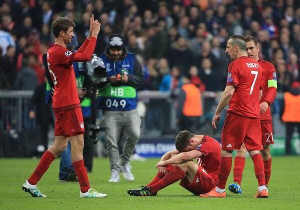 03.05.2016, CL Halbfinale, FC Bayern München vs Atletico Madrid, Allianz Arena, im Bild: Thomas Mueller (FCB), Xabi Alonso (FCB) am Boden, Franck Ribery (FCB) und Philipp Lahm (FCB) wollen es nicht wahr haben
