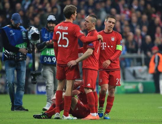 03.05.2016, CL Halbfinale, FC Bayern München vs Atletico Madrid, Allianz Arena, im Bild: Thomas Mueller (FCB), Xabi Alonso (FCB) am Boden, Franck Ribery (FCB) und Philipp Lahm (FCB) wollen es nicht wahr haben