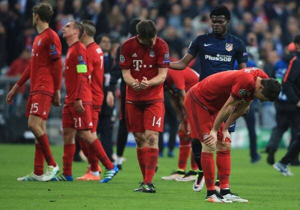 03.05.2016, CL Halbfinale, FC Bayern München vs Atletico Madrid, Allianz Arena, im Bild: Thomas Mueller (FCB), Philipp Lahm (FCB), Xabi Alonso (FCB) , Franck Ribery (FCB) und Robert Lewandowski (FCB) wollen es nicht wahr haben