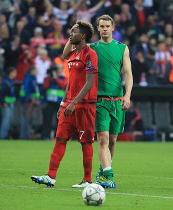 03.05.2016, CL Halbfinale, FC Bayern München vs Atletico Madrid, Allianz Arena, im Bild: Torwart Manuel Neuer (FCB) tröstet David Alaba (FCB)