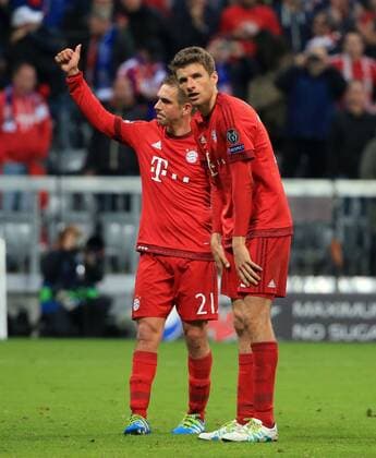 03.05.2016, CL Halbfinale, FC Bayern München vs Atletico Madrid, Allianz Arena, im Bild: immer weiter für Philipp Lahm (FCB) und Thomas Mueller (FCB)