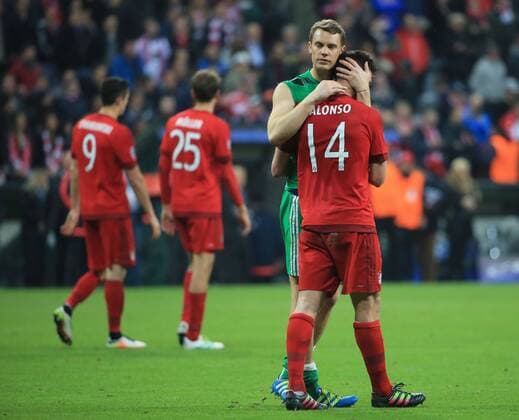 03.05.2016, CL Halbfinale, FC Bayern München vs Atletico Madrid, Allianz Arena, im Bild: Torwart Manuel Neuer (FCB) tröstet Xabi Alonso (FCB)