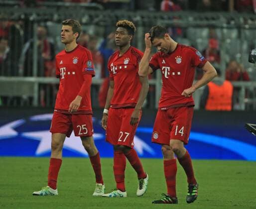 03.05.2016, CL Halbfinale, FC Bayern München vs Atletico Madrid, Allianz Arena, im Bild: Thomas Mueller (FCB), David Alaba (FCB) und Xabi Alonso (FCB)