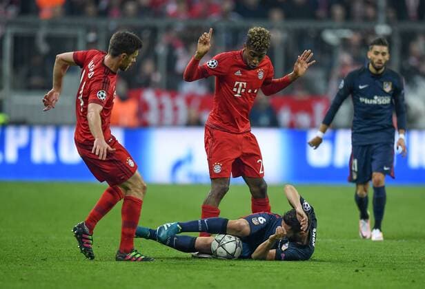 FUSSBALL CHAMPIONS LEAGUE SAISON 2015 2016 HALBFINALE RUECKSPIEL FC Bayern Muenchen - Atletico Madrid 03.05.2016 Xabi Alonso (li) und Kingsley Coman (re, beide FC Bayern Muenchen) gegen Koke (am Boden, Atletico Madrid) 