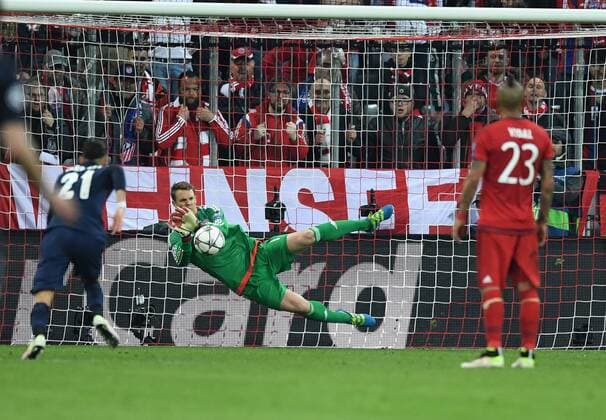 FUSSBALL CHAMPIONS LEAGUE SAISON 2015 2016 HALBFINALE RUECKSPIEL FC Bayern Muenchen - Atletico Madrid 03.05.2016 Torwart Manuel Neuer (FC Bayern Muenchen) kann den Elfmeter von Fernando Torres (Atletico Madrid) halten. 